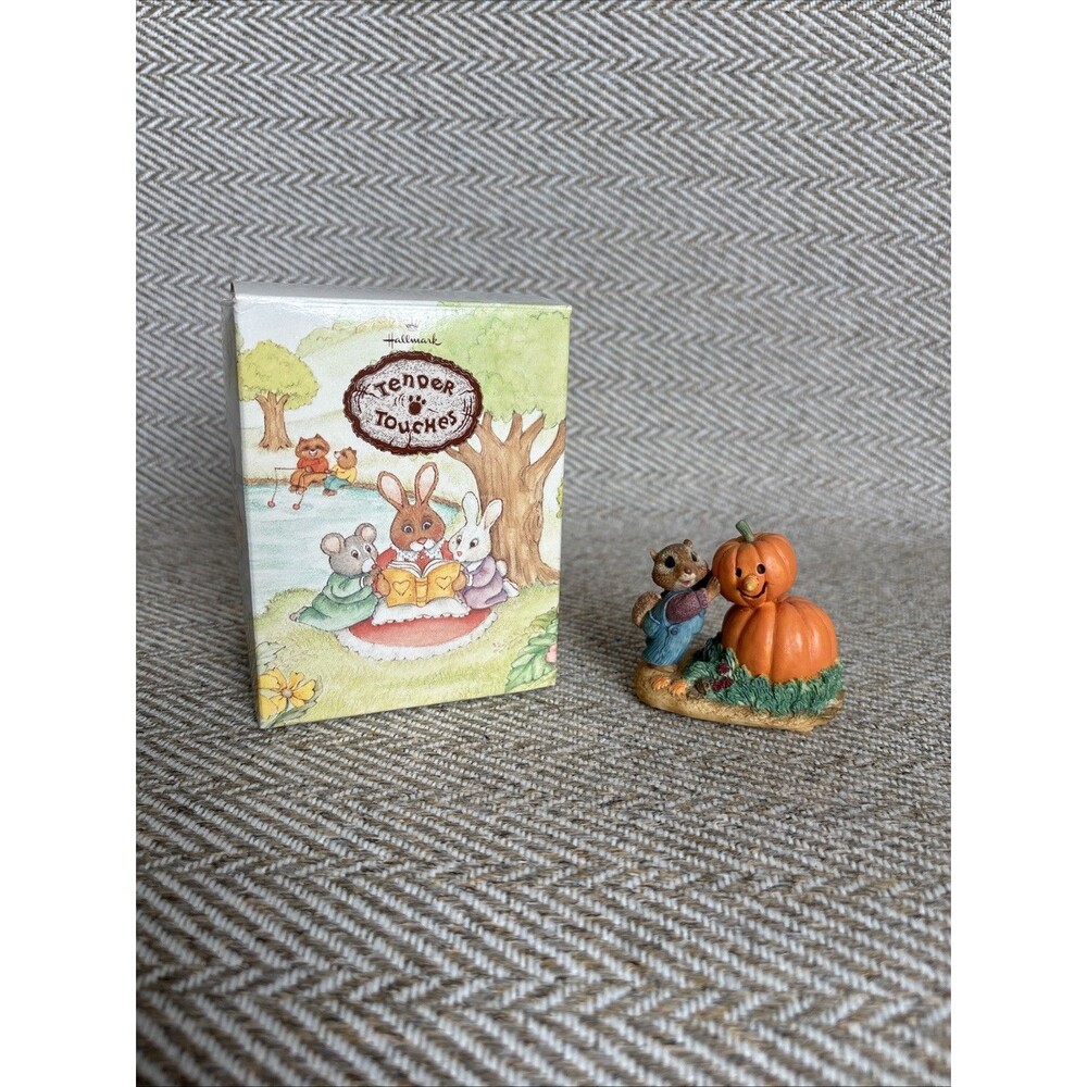 Hallmark Building a Pumpkin Man‎ Tender Touches Chipmunk 1992 Figurine QEC6334